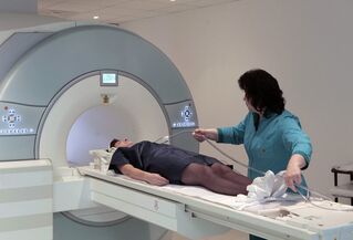 Bel ağrısının nedenini belirlemek için omurganın MR görüntülemesi