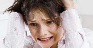 Bir kadında stres nedeniyle ağrının ortaya çıkması